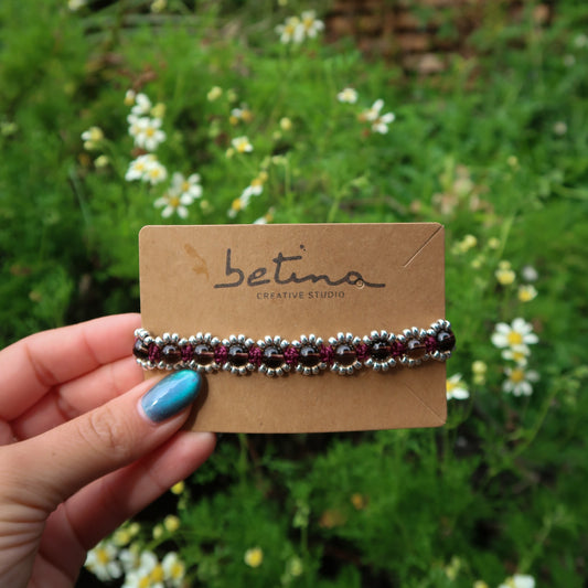 Pulsera Campo de Flores | Burdeo con Cuarzo Ahumado