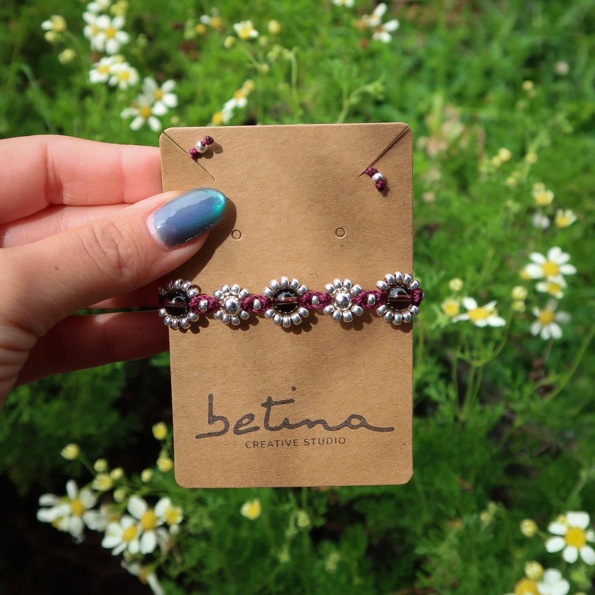 Pulsera Flores Silvestres | Burdeo y Cuarzo Ahumado