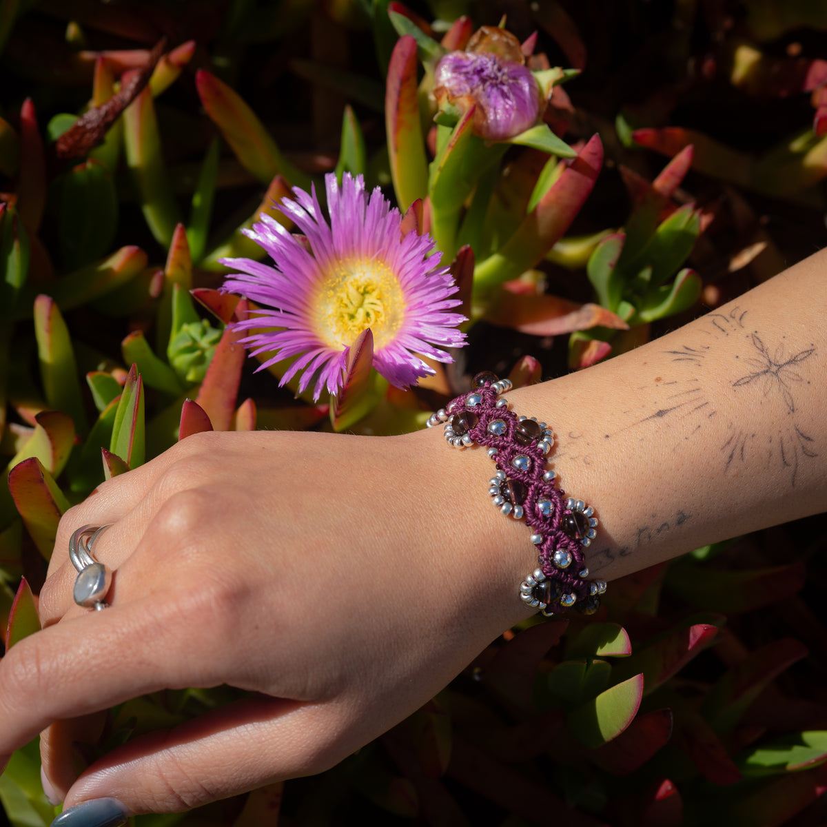 Pulsera Flores y Olas | Burdeo con Cuarzo Ahumado