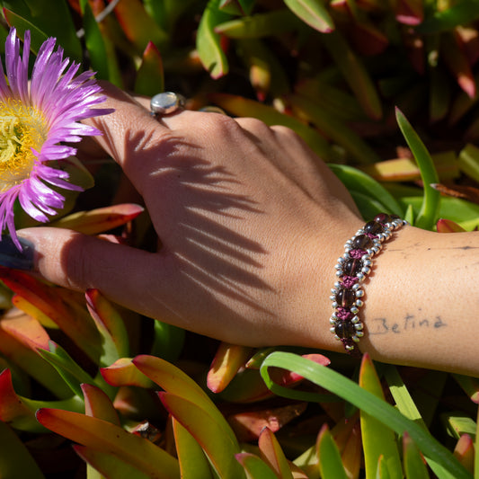 Pulsera Campo de Flores | Burdeo con Cuarzo Ahumado