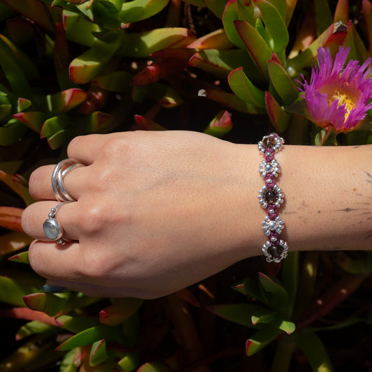 Pulsera Flores Silvestres | Burdeo y Cuarzo Ahumado