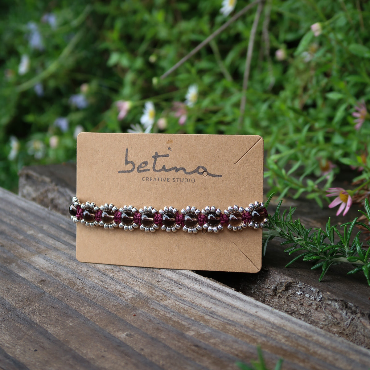 Pulsera Campo de Flores | Burdeo con Cuarzo Ahumado