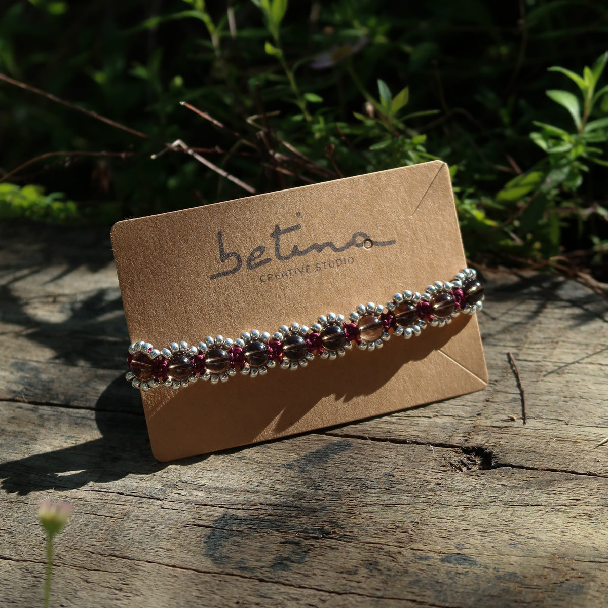 Pulsera Campo de Flores | Burdeo con Cuarzo Ahumado