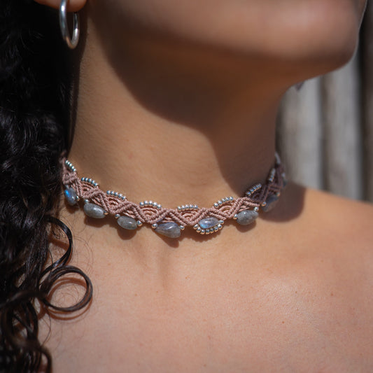 Choker tejido a mano de labradorita natural con mostacillas Miyuki bañadas en plata.